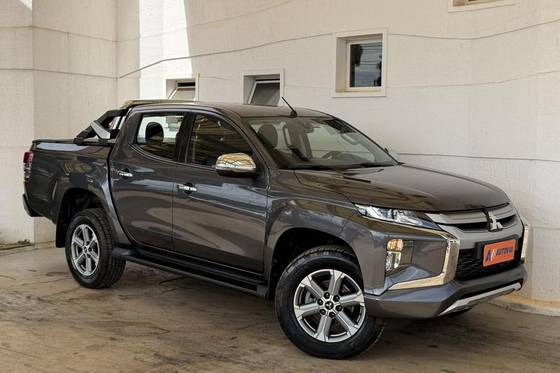MITSUBISHI L200 TRITON 2.4 16V TURBO DIESEL SPORT HPE CD 4P 4X4 AUTOMÁTICO MITSUBISHI L200 TRITON 2.4 16V TURBO DIESEL SPORT HPE CD 4P 4X4 AUTOMÁTICO